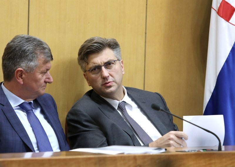 'Tri mala miša' pokrenula lavinu opomena u Saboru: Žuti karton dobili Grmoja, Bernardić, Pernar, ali i Plenković