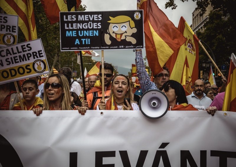 Tisuće u Barceloni na suparničkim skupovima na španjolski nacionalni dan