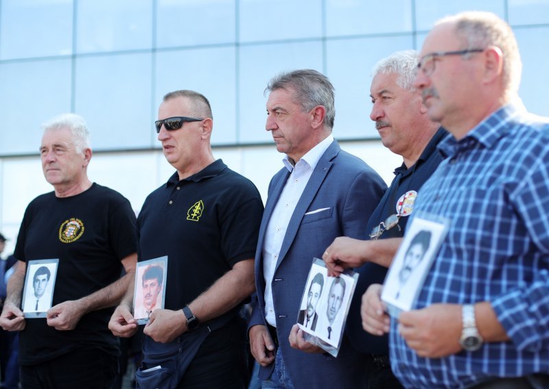 Evo koji su se političari pojavili na prosvjedu u Vukovaru