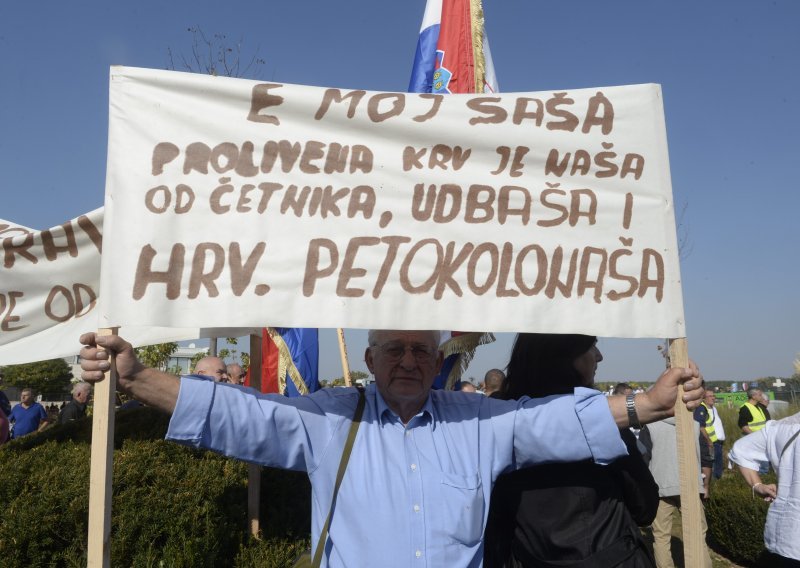Pogledajte transparente iz Vukovara; Od udbaša, preko petokolonaša do ustaša