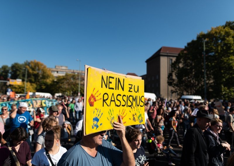 Više od sto tisuća ljudi u Berlinu koračalo protiv ekstremne desnice