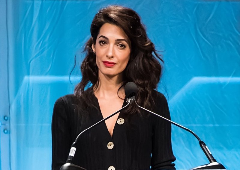 Amal Clooney nedolazak na kraljevsko vjenčanje opravdala poslom i na konferenciji oplela po Trumpu