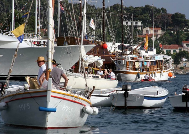 Najezda nautičara na Hvar