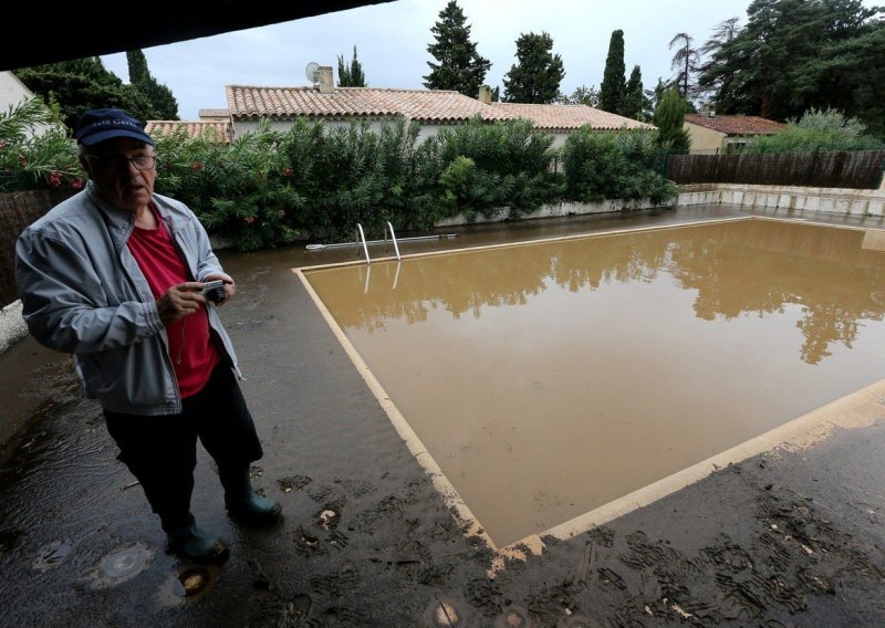 Poplave u Francuskoj odnijele pet života, uskoro evakuacija zarobljenih na krovovima kuća