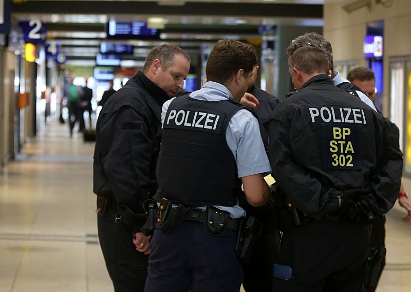 Njemačka policija u akciji protiv islamskih ekstremista u Kolenu i Duerenu