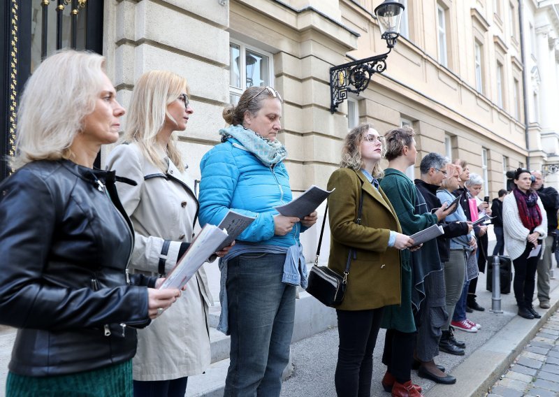 Pred Saborom pročitana iskustva žena iz bolnica: 'Vičem joj da me boli, a ona: Što se dereš?!'