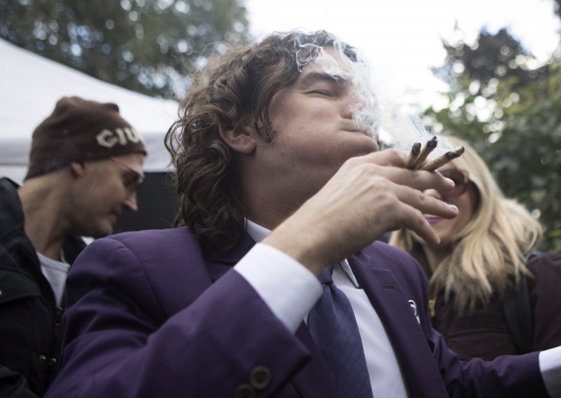 Švicarska bi mogla dopustiti da 5000 ljudi legalno puši marihuanu