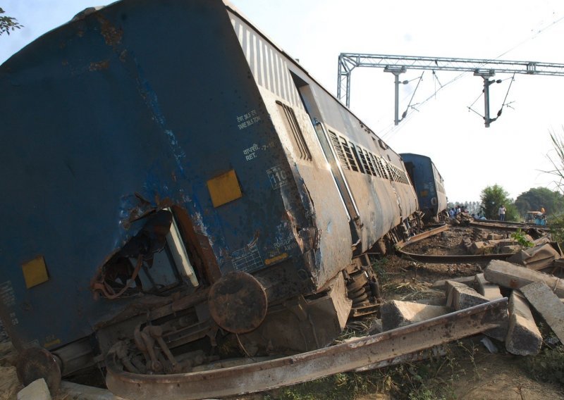Nalet vlaka na sjeveru Indije: strahuje se kako je najmanje 50 osoba poginulo
