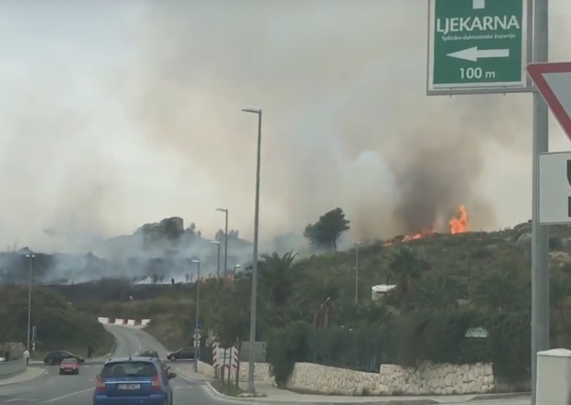 Pored trgovačkog centra u Splitu izbio požar