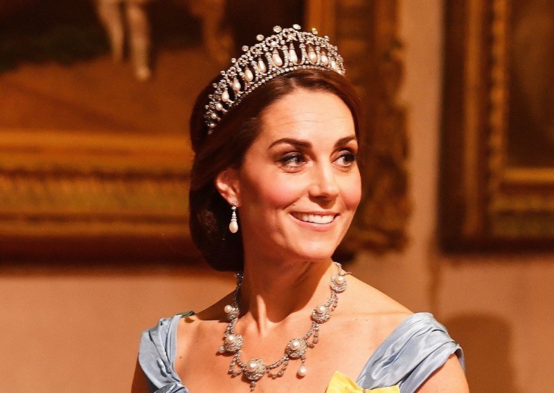 Katastrofalnu haljinu Kate Middleton zasjenila je raskošna tijara pokojne Lady Di