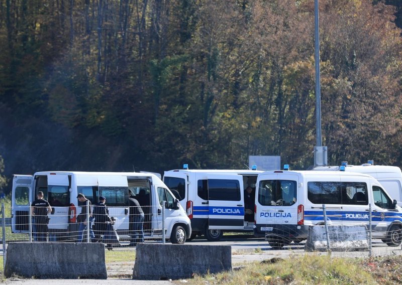 U požaru u policijskoj postaji u Velikoj Kladuši ozlijeđen migrant i tri policajca