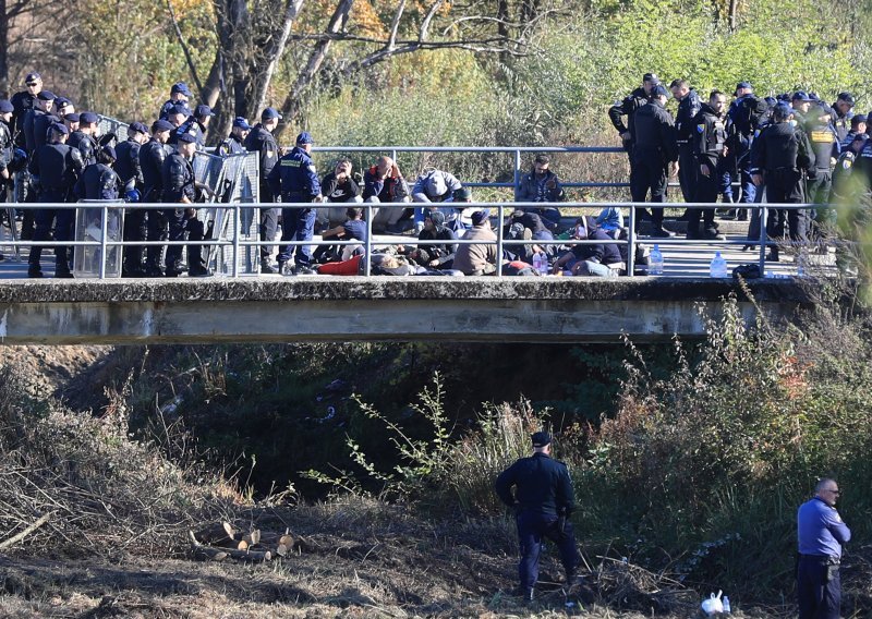 Drama na Maljevcu: Migranti probili kordon, specijalci blokiraju ulaz u Hrvatsku!