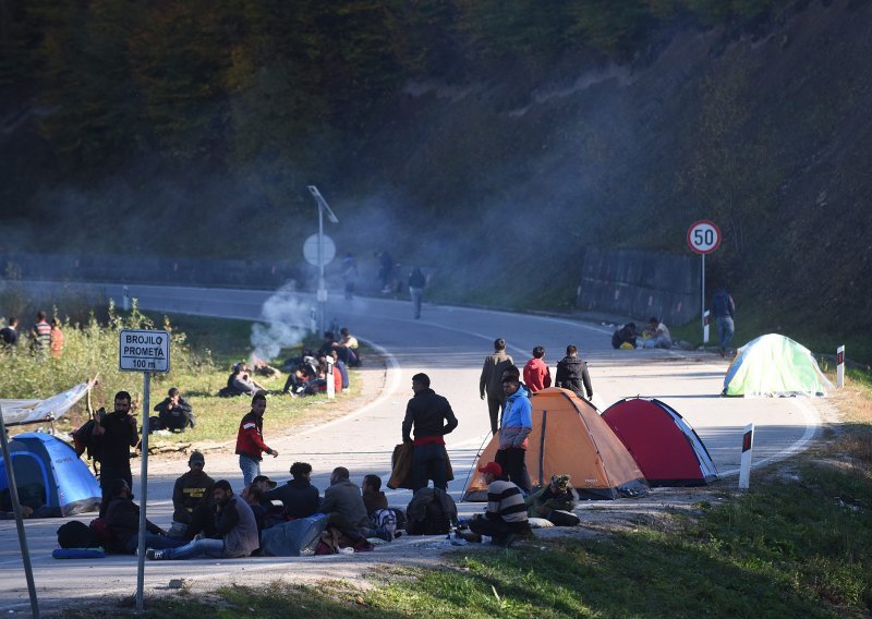 Policija pomjerila migrante 100 metara od granice, ima ozlijeđenih