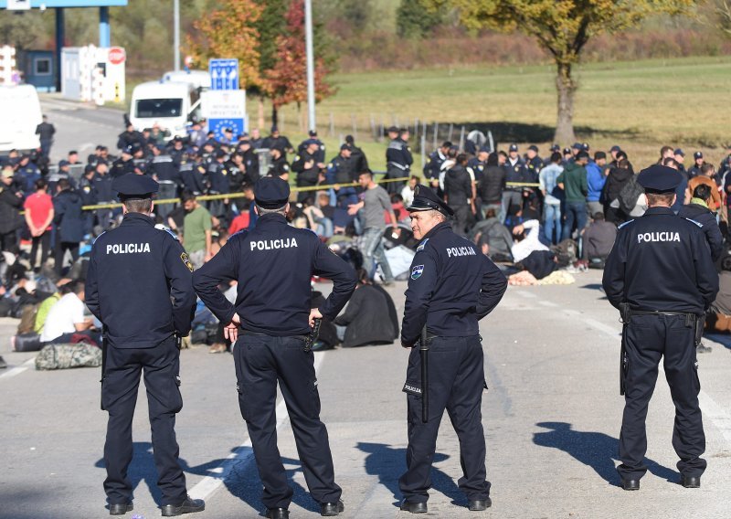 Osim 'Dinamo Zagreb' policajac je migrante tjerao da viču i 'Za dom spremni'