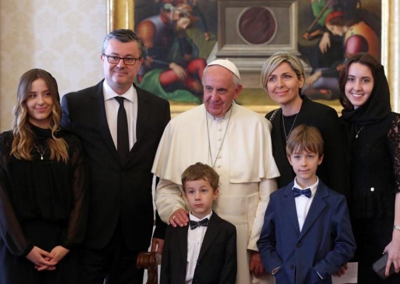 Pogledajte kako je papa Franjo ugostio obitelj Orešković