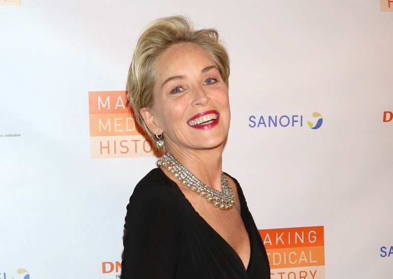 Fatalna Sharon Stone osvanula u toplesu na naslovnici magazina