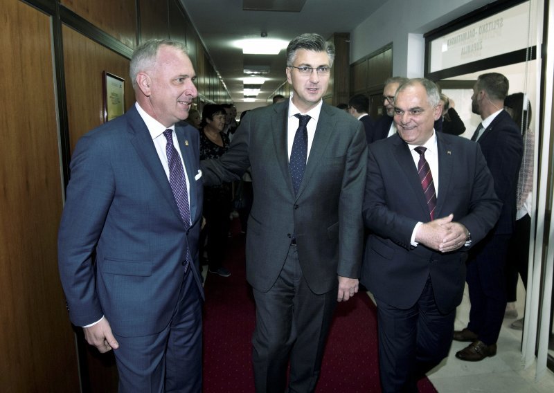 Plenković se u Splitu sastao s gradonačelnikom Oparom, čekaju ga na Hvaru