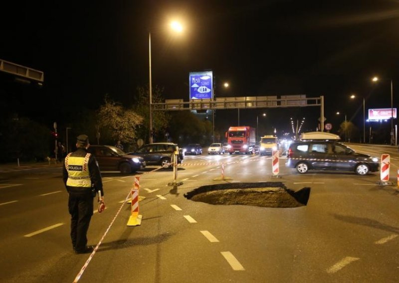 Velika rupa otvorila se na Slavonskoj aveniji u Zagrebu