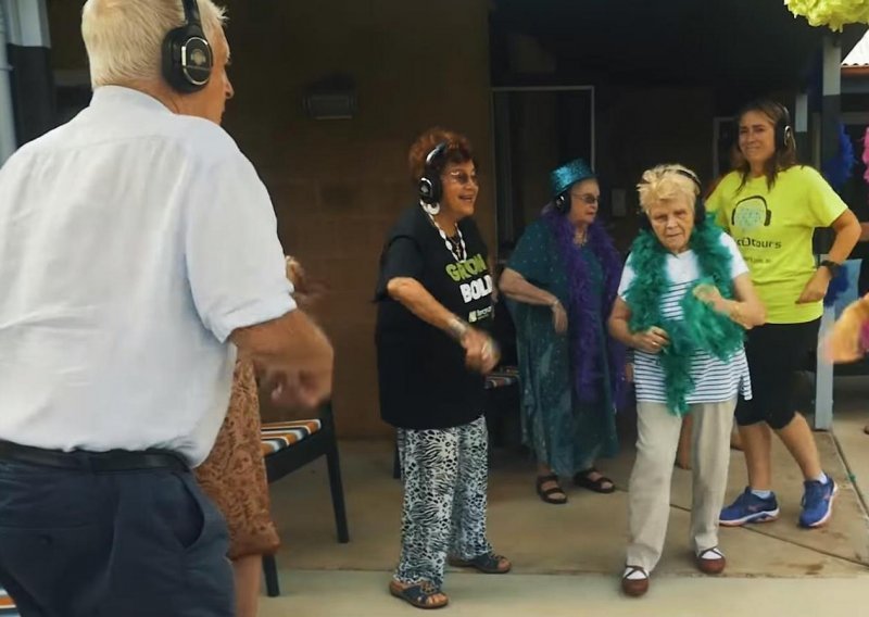Ovi umirovljenici svi plešu – u potpunoj tišini!