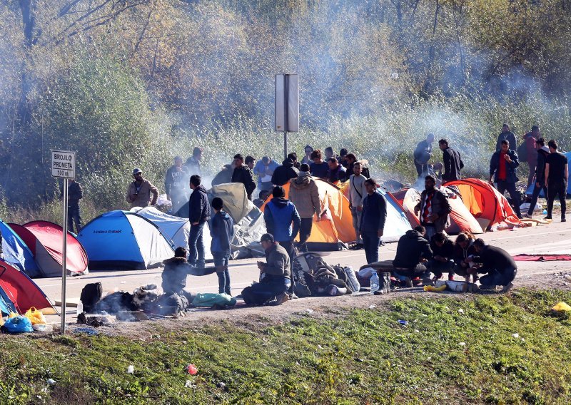 BiH 'podebljava' granicu zbog migranata: Stižu novi policajci i patrolni čamci na Savi i Drini