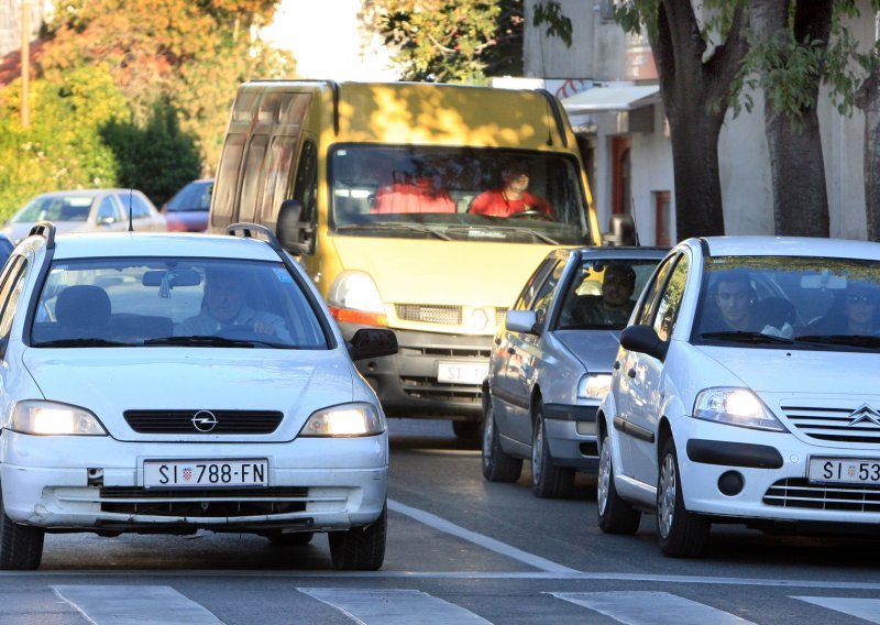 Policija najavila strože kontrole: Vozači, obavezno palite kratka svjetla i danju