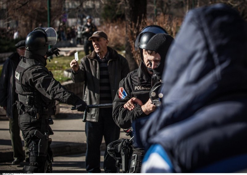 Pokopani policajci ubijeni prošlog tjedna, potraga za ubojicama još bez rezultata