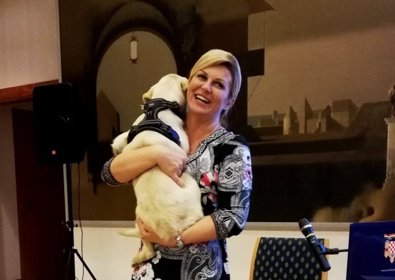 Prvi pas prvi puta u protokolu: Predsjednica s Kikom u naručju ugostila studente