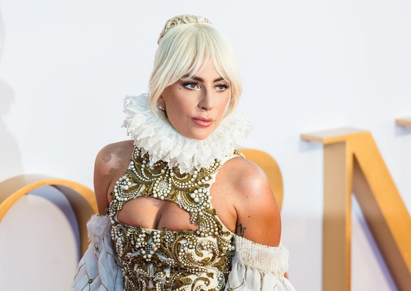 Lady Gaga najugodnije je iznenađenje godine: Skinula je sve maske, otkrila najveću životnu traumu i trijumfalno se vratila prvoj ljubavi