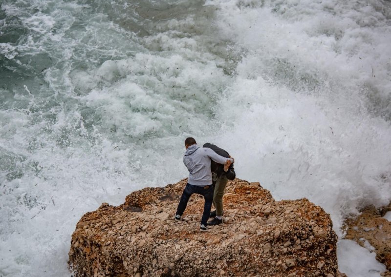 Ovako to izgleda kada puše olujno jugo: Otkazane pomorske linije, srušena stabla u Šibeniku