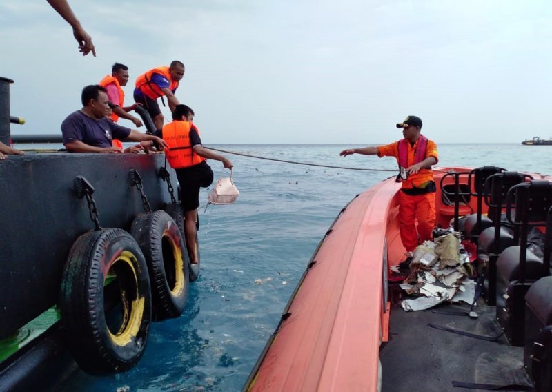 Pronađena jedna od dvije crne kutije iz aviona u Indoneziji