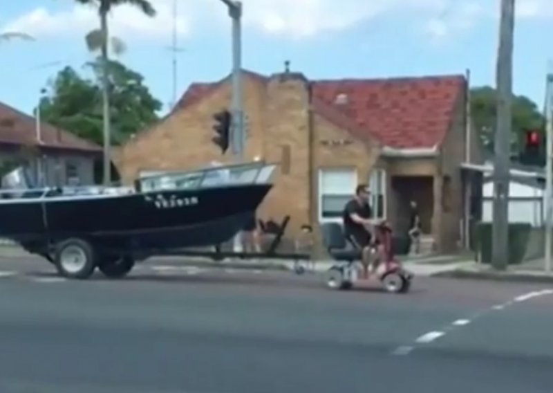 Invalidskim skuterom vukao brod. Policija ne zna koju kaznu odrezati