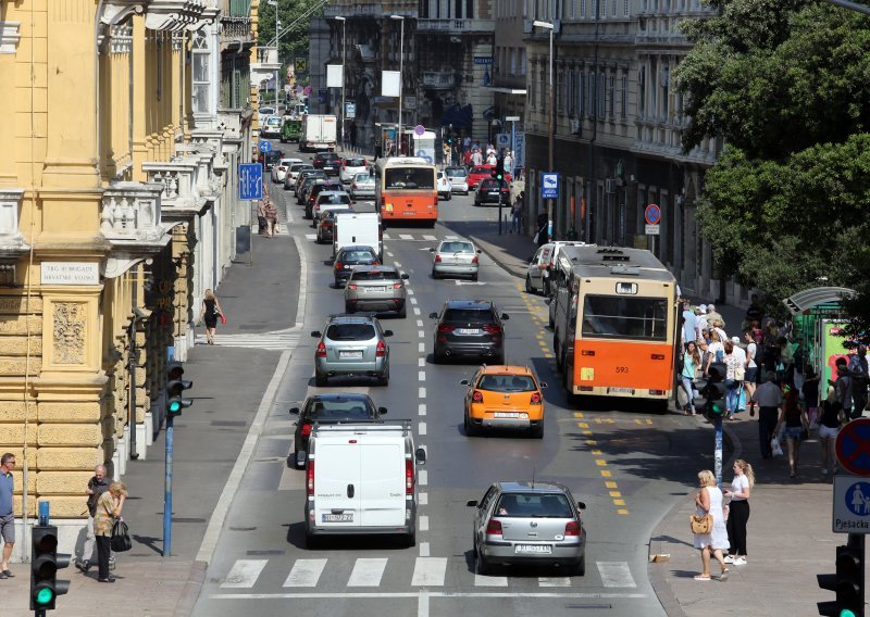 Vozio u zabranjenom smjeru bez vozačke dozvole i oštetio 15 parkiranih automobila