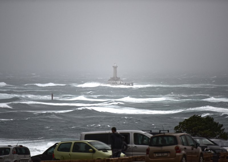 Olujno jugo podiže valove od sedam metara, u pomoć priskače i Hrvatska ratna mornarica, a zatvorene i dionice autoceste