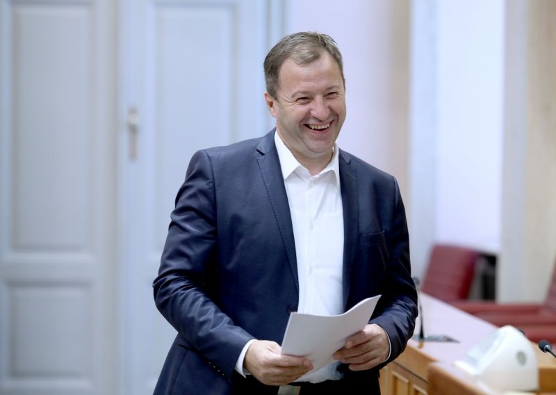 Bivši ministar gospodarstva u utrci za Pantovčak; zatražio podršku Mosta