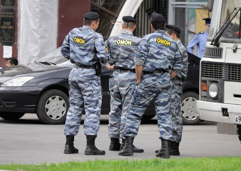 Snimka na kojoj ruski policajci udaraju ženu u trbuh razbjesnila građane