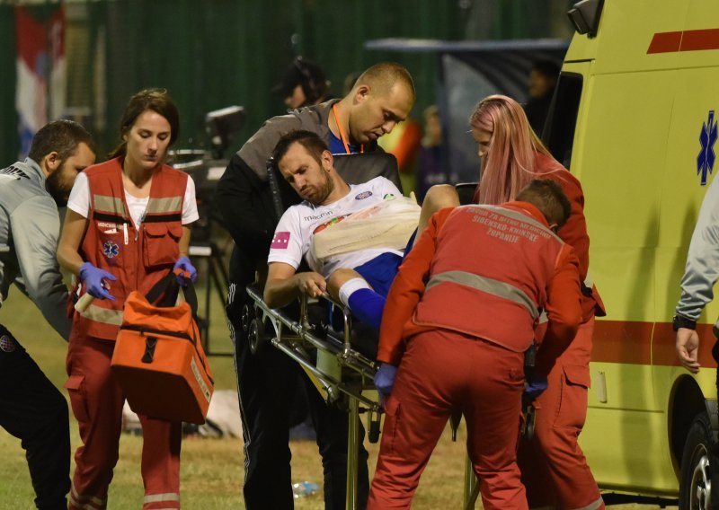 Teška ozljeda? Kapetan Hajduka Mijo Caktaš hitno s terena prebačen u šibensku bolnicu
