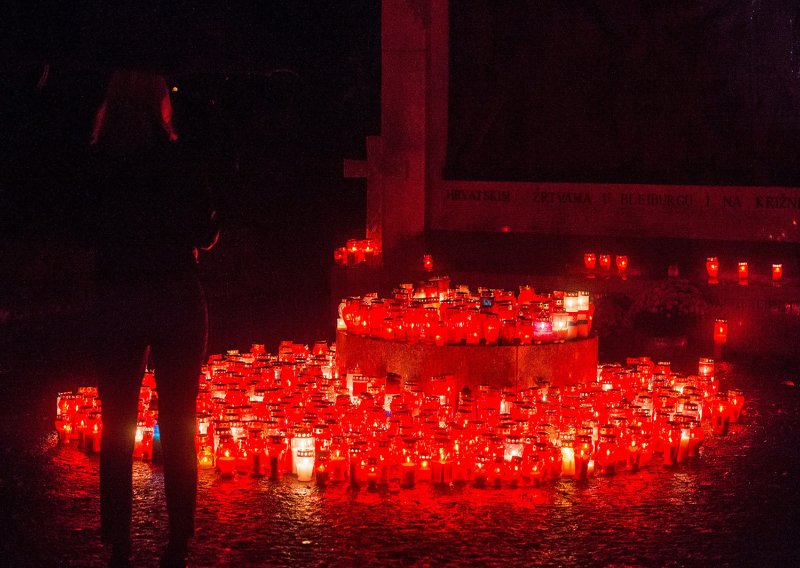 Pogledajte kako izgleda kad se upali desetak tisuća svijeća i lampiona na Mirogoju