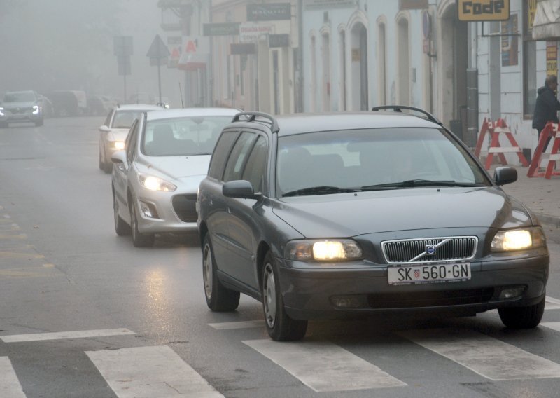 Vozači, oprez: Ceste su mokre i skliske, a magla smanjuje vidljivost