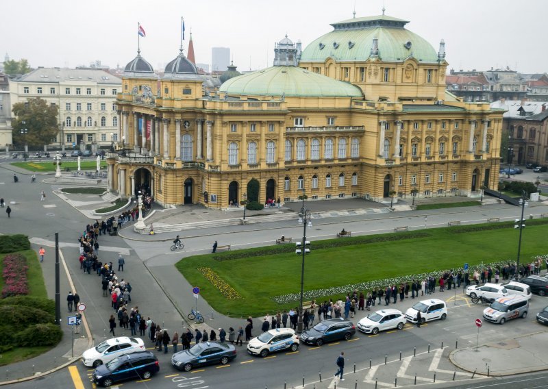 U redovima ispred HNK čekali na svoje ulaznice za 'Orašara'