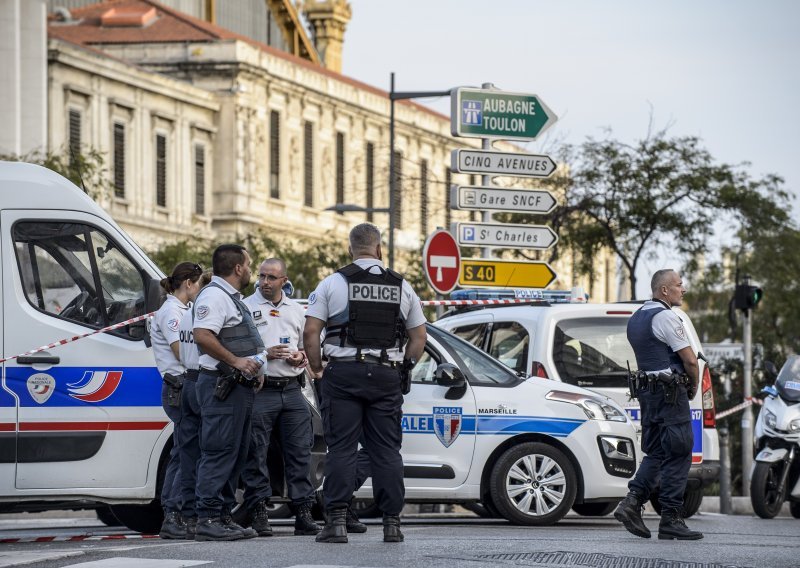 Desetero ljudi još uvijek pod ruševinama nakon kolapsa dviju zgrada u Marseillesu