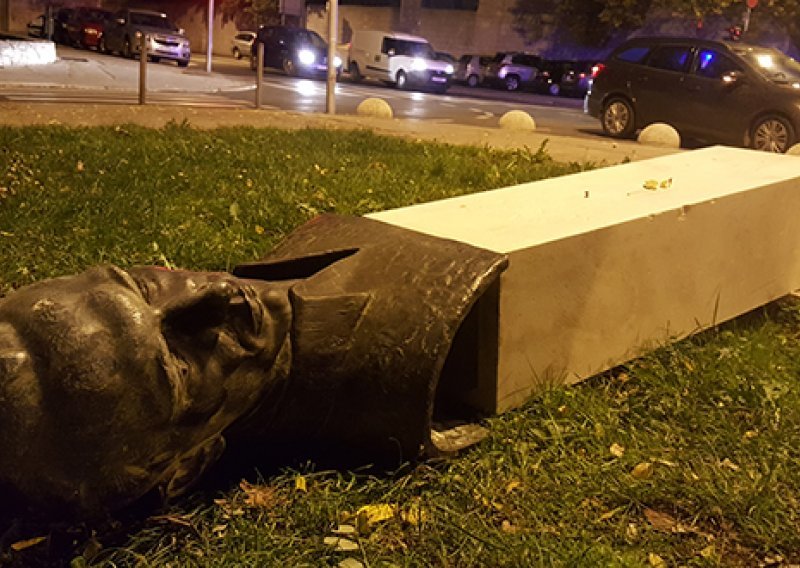 Split: Nespretni vandal srušio spomenik Radi Končaru i završio u bolnici sa slomljenom nogom