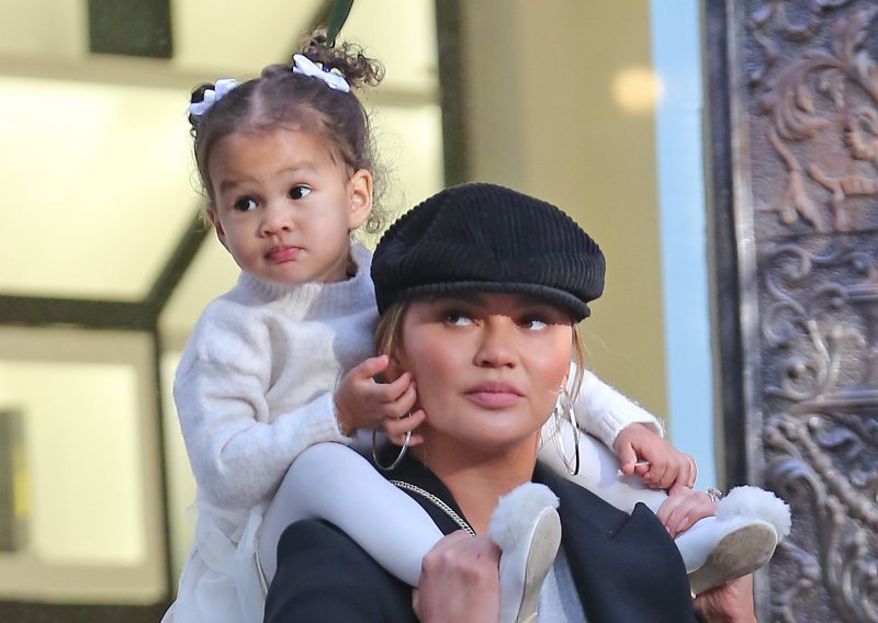 Chrissy Teigen: 'Ne znam želim li da moja djeca vjeruju u Djeda Božićnjaka'