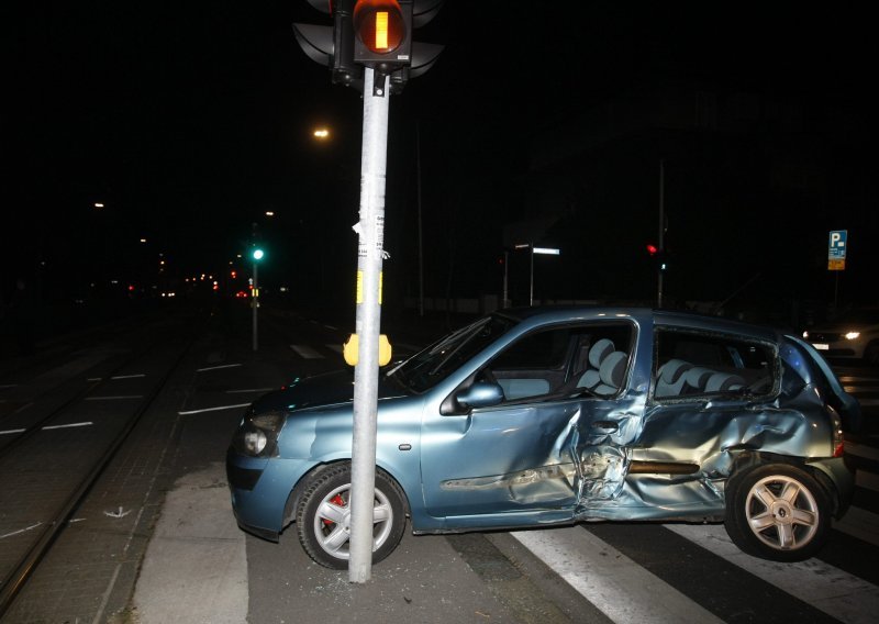 Prometna nesreća zaustavila prometu u centru Zagreba, troje ozlijeđenih