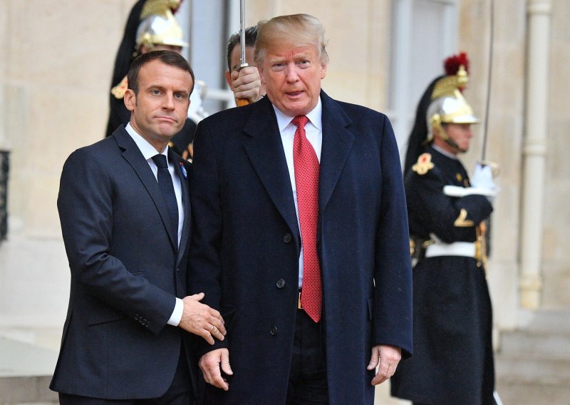 Bizaran trenutak: Video u kojem Macron mazi Trumpa po koljenu postao viralni hit