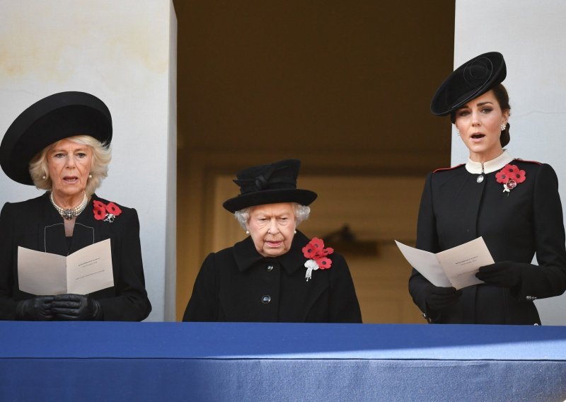 Britanska kraljevska obitelj na okupu prvi put nakon vjenčanja princeze Eugenie