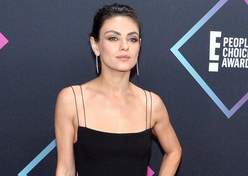 Mila Kunis zablistala u prelijepoj maloj crnoj haljini