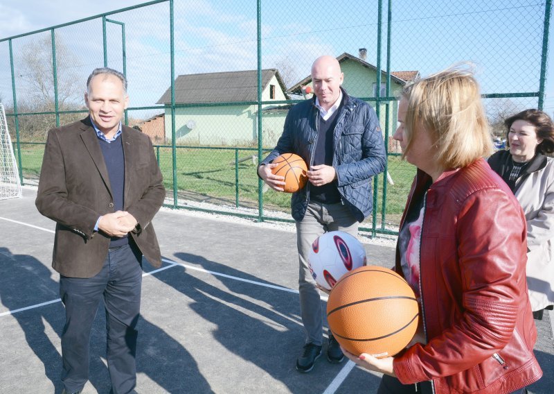 Sisački Romi prvi u Hrvatskoj dobili sportsko igralište