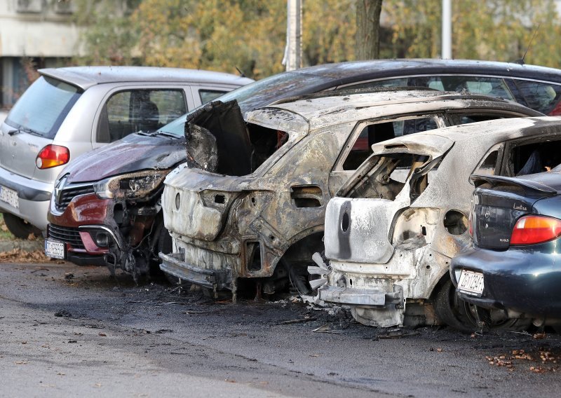 U Zagrebu rano jutros izgorio automobil, požar se proširio na druga vozila