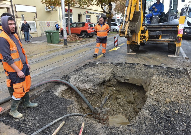Na Maksimirskoj cesti u Zagrebu zbog puknuća cijevi obustavljen promet, građani bez vode