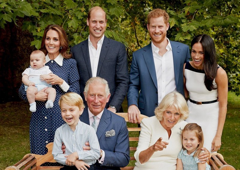 Dinastija princa Charlesa na okupu: Veseli princ George zvijezda je fotografije, zasjenio je i mlađeg brata